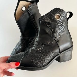 Leather and studded CASTA cowboy boots. Size 37